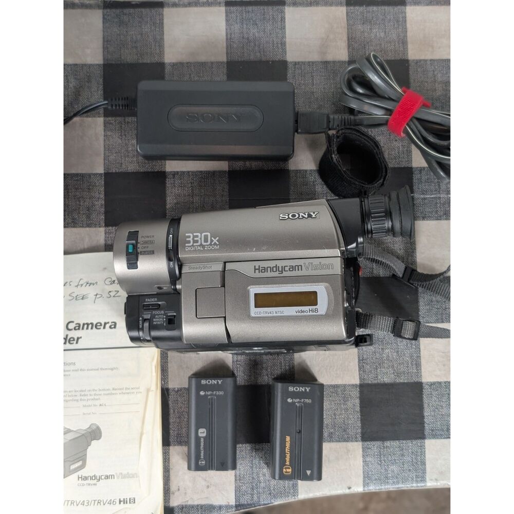 Sony Handycam Vision CCD-TRV46 with Travel Bag